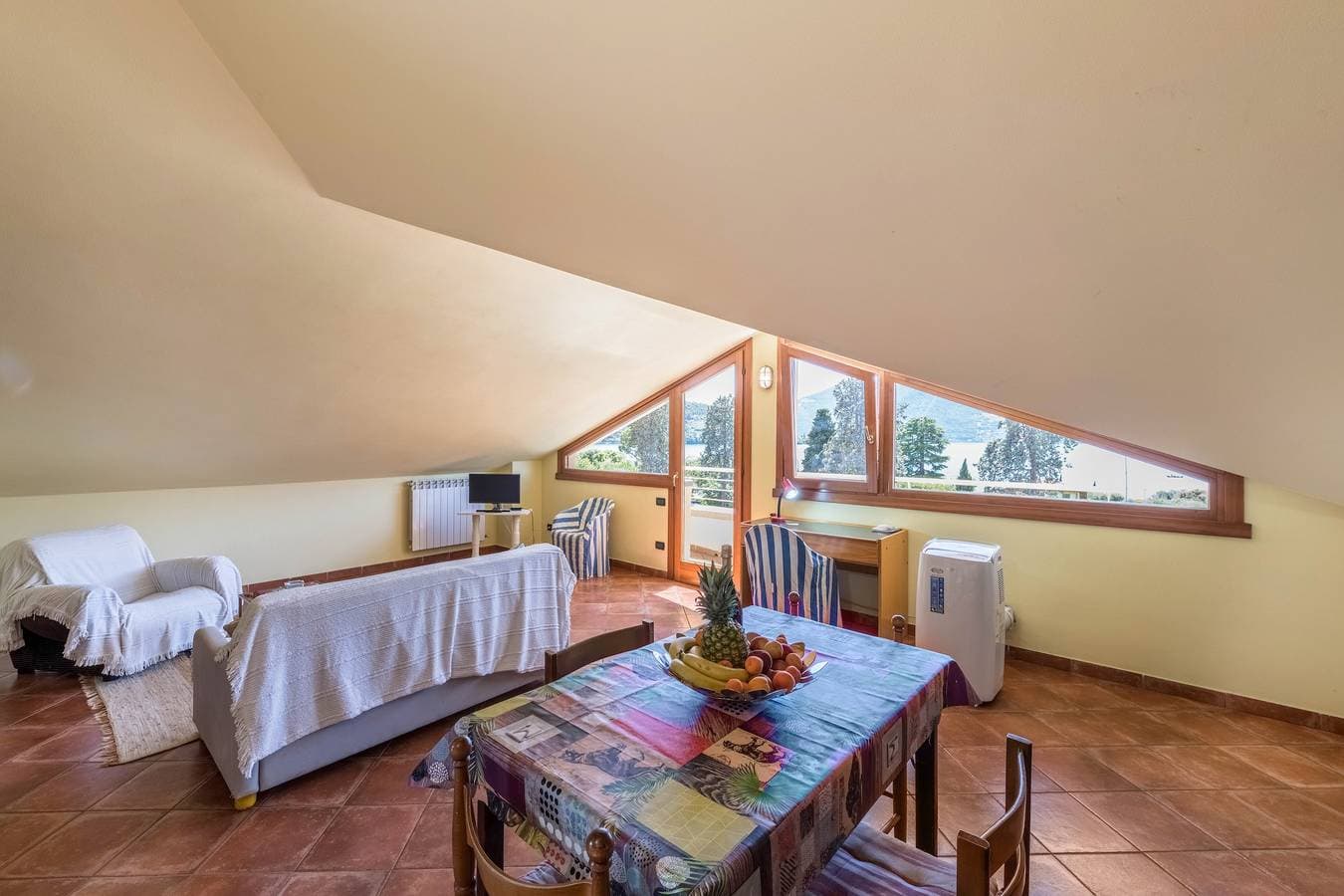 Foto 5 von 23: Ferienwohnung 'Casa Caterina Mansarda' mit Seeblick, Garten & WLAN