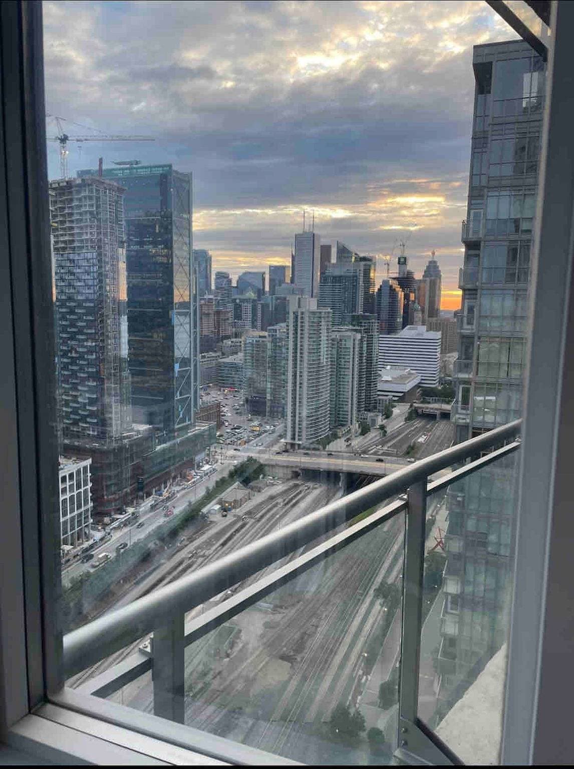 Foto 3 von 39: Kostenlose Tiefgarage 5 Minuten vom Cn Tower entfernt