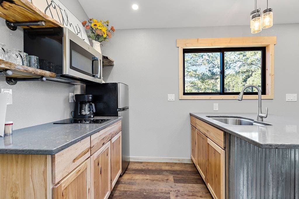 Foto 7 von 16: Modern rustic design with upscale finishes and 2 bedrooms.