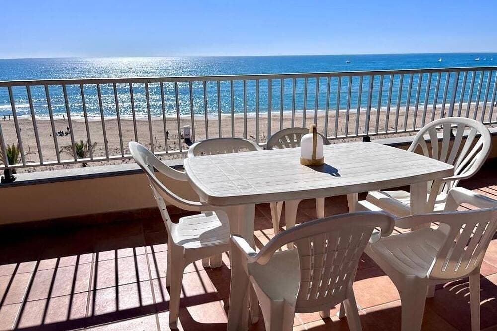 Geräumiges 4-Zimmer-Apartment direkt am Strand. Rodes-61 1