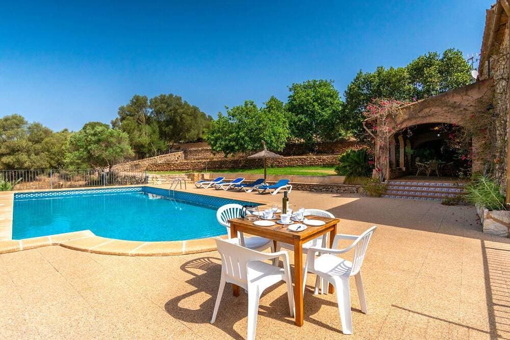 Schönes alleinstehendes Ferienhaus mit  W-Lan, privatem Pool, TV, Terrasse, Haustiere erlaubt 1