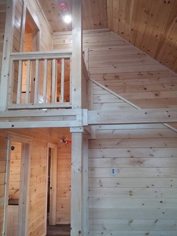 Foto 6 von 23: Rustikales, modernes Blockhaus mit Blick auf den Oberen See