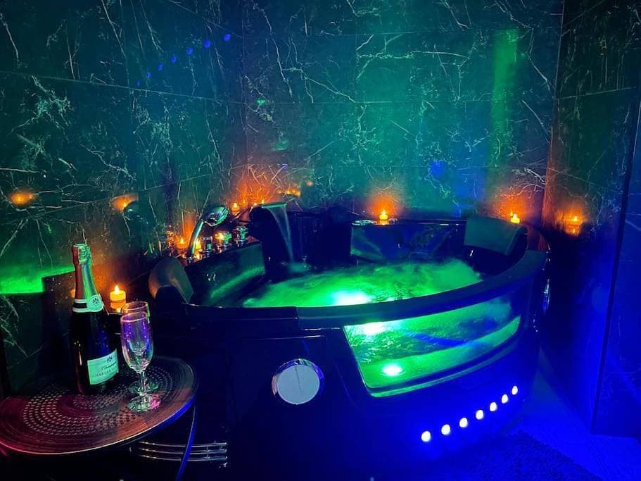 Love Room Le Baroque / Jacuzzi / Sauna 1