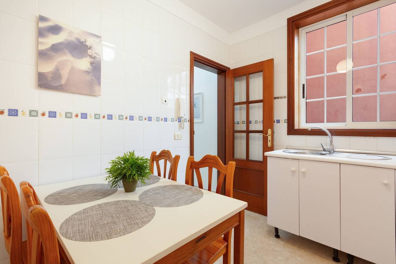 Foto 6 von 25: Ferienwohnung 'Tenohomes Warm and Comfortable' mit privater Terrasse, WLAN und Klimaanlage