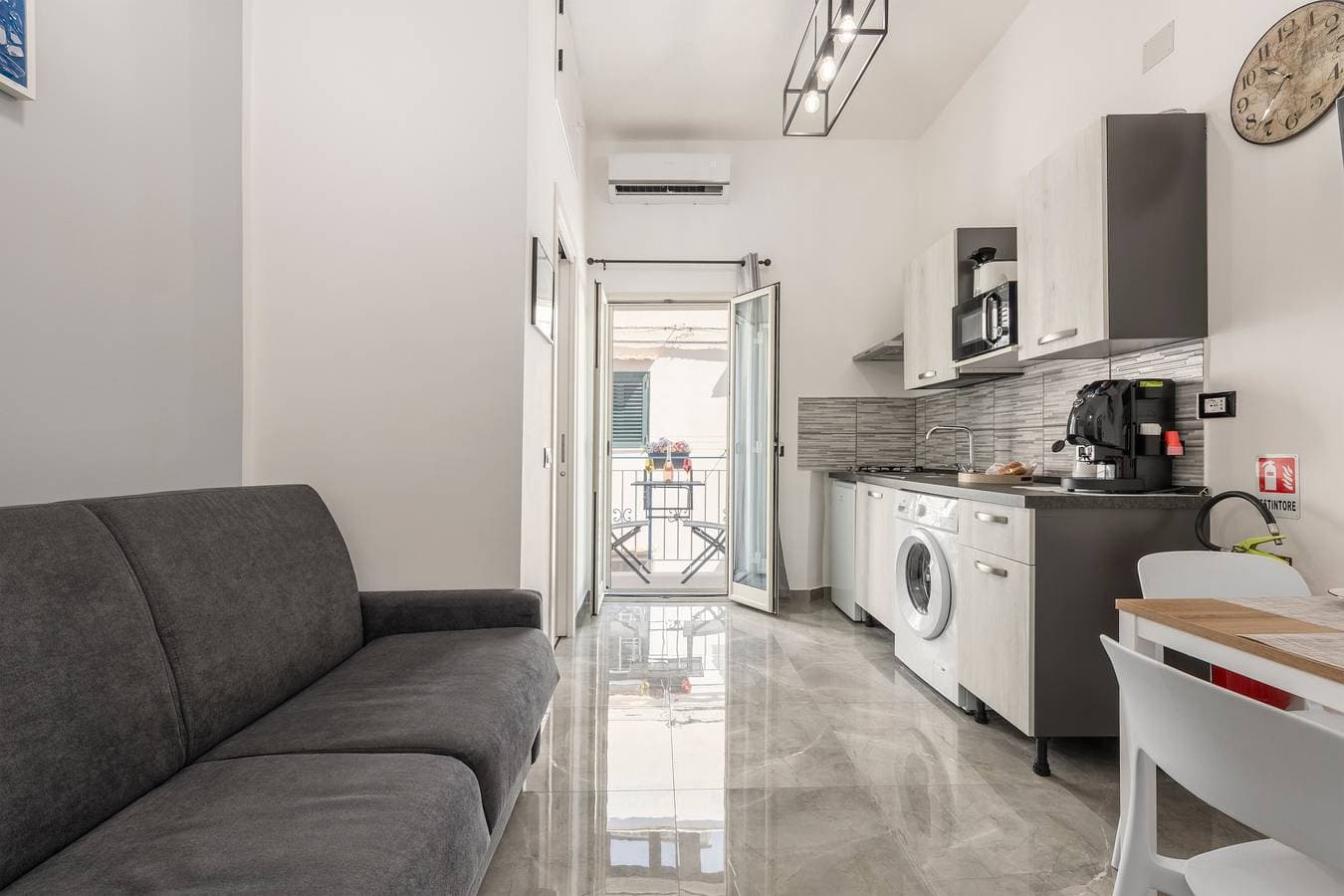 Foto 9 von 23: Ferienwohnung 'Onda Blu' mit Meerblick, Wi-Fi und Klimaanlage