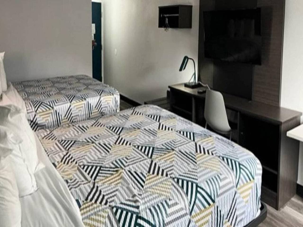 Foto 4 von 18: 2 Queen -betten | Suite | Ns | Kühlschrank