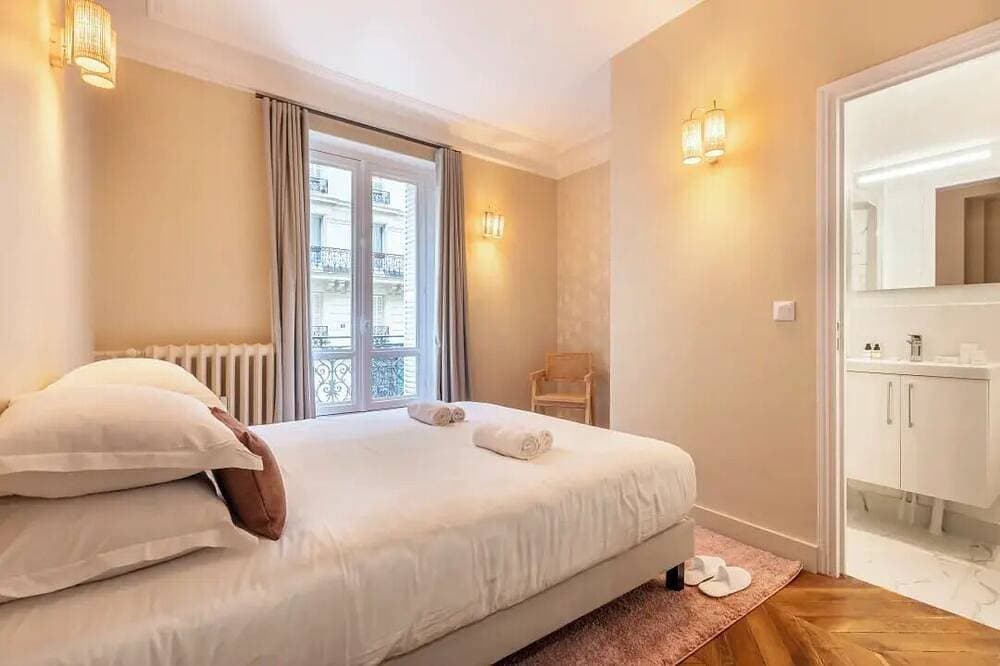Foto 5 von 16: Stylish City Lights Escape – 2-Bedroom Gem In Central Paris