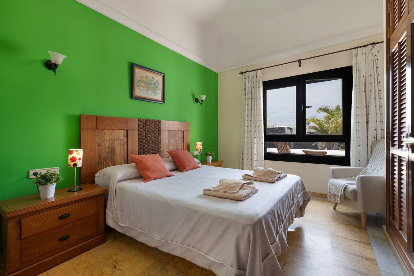 Foto 11 von 30: Ferienvilla 'Faro Park mit privatem Pool', Bergblick, private Terrasse und WLAN