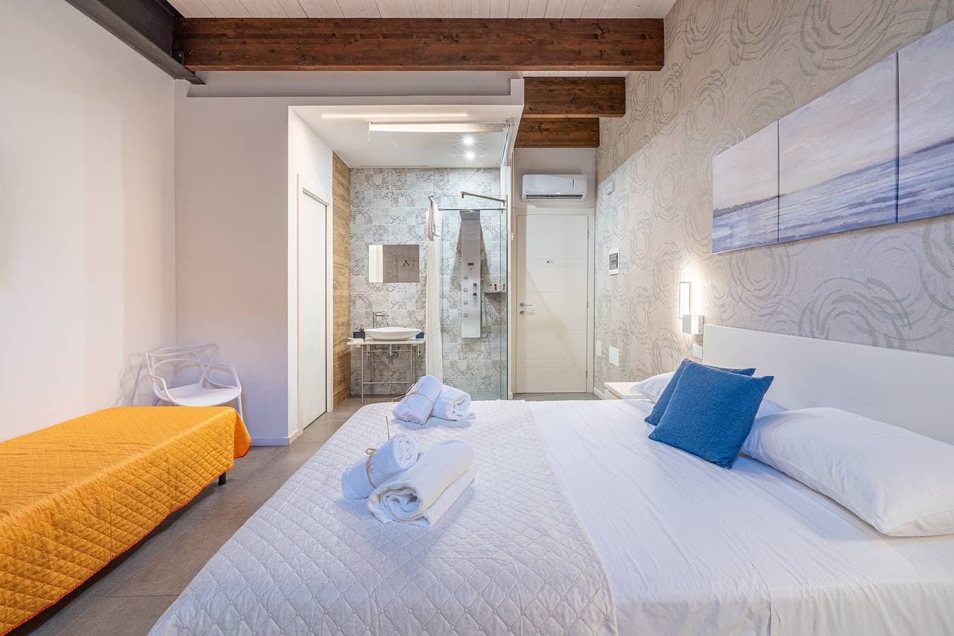 Foto 6 von 42: Zimmer 101 im "Le Saline Rooms Marzamemi" mit WLAN und Klimaanlage