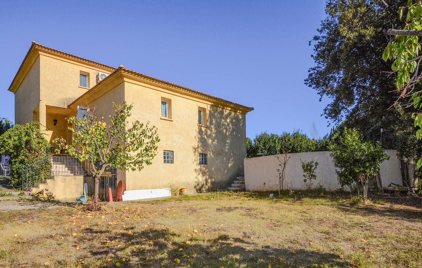 Charmantes Apartment mit Pool und Terrasse, 2,5 km von Borgo entfernt 1
