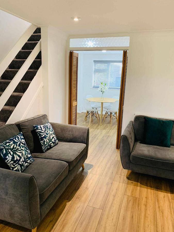 Spacious 3 Bedroom Home with Garden in Farnham 1