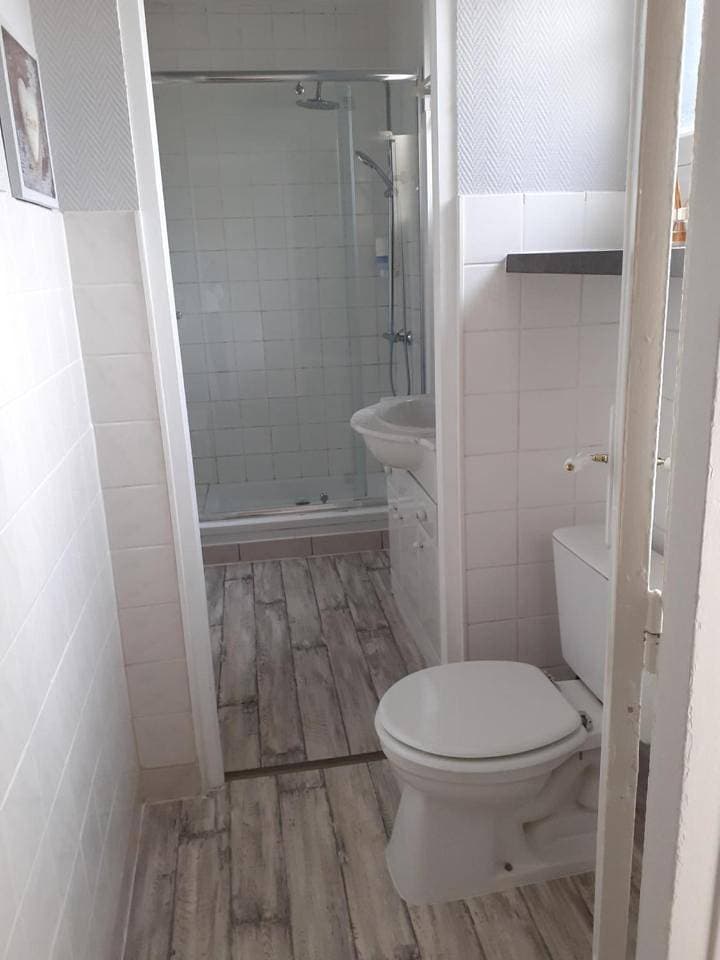 Foto 6 von 8: Twin Room with Shared Bathroom