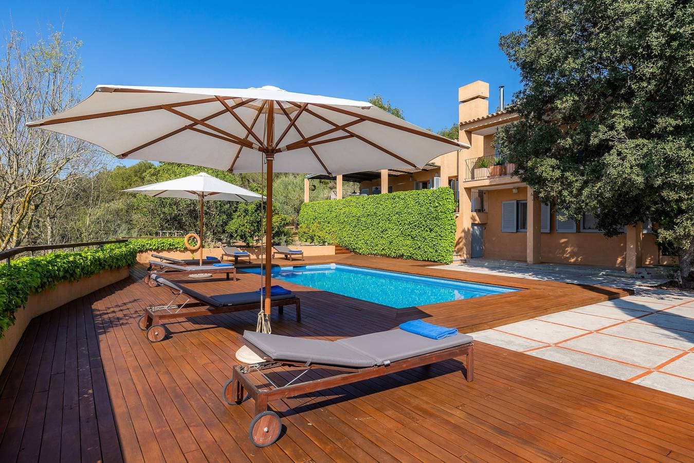 Foto 8 von 47: Charmantes Landhaus mit großem Garten mit Bergblick, Pool, WLAN und Terrassen