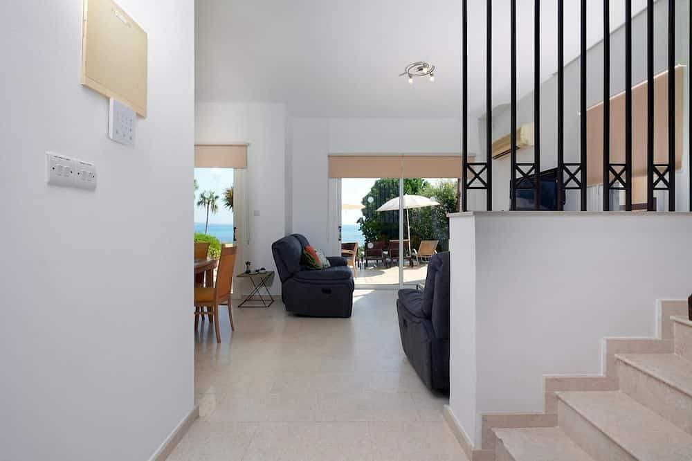 Foto 12 von 30: Beach Front Villa Azura Sunrise by Ezoria Villas