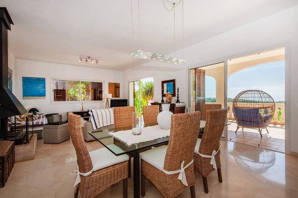 Foto 7 von 30: Wunderschönes Haus in Calvia mit privatem Swimmingpool, der sowohl drinnen als.