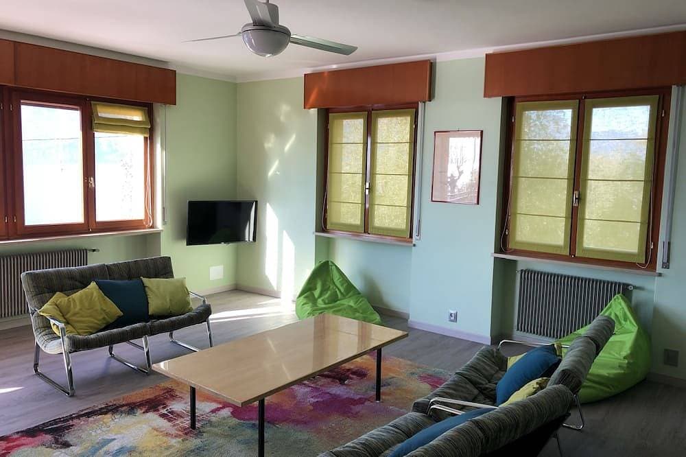 Foto 10 von 27: Große und helle Wohnung, Parkplätze und eine Terrasse mit Seeblick