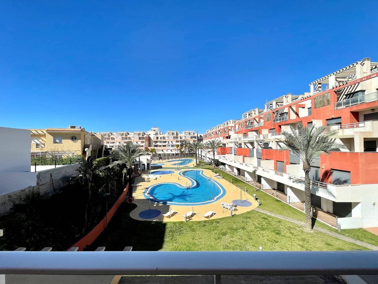 Foto 9 von 40: Apartment near beach with pools in Spain