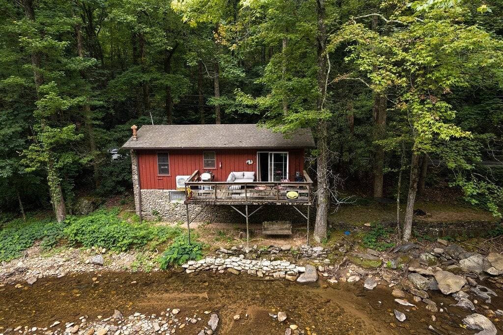 Foto 5 von 31: Die Gäste werden den River Haus wirklich genießen: ein rustikales 1-Schlafzimmer, eine Badekabine, während Sie das hören