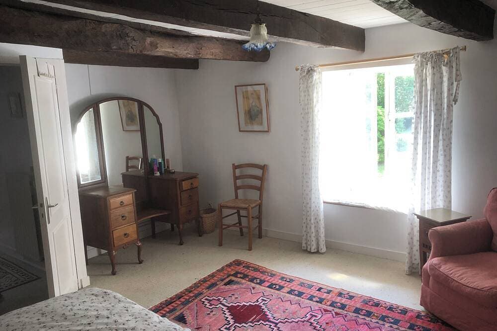 Foto 8 von 25: Beautiful Secluded Converted Breton Farmhouse with Pool Generous grounds/gardens