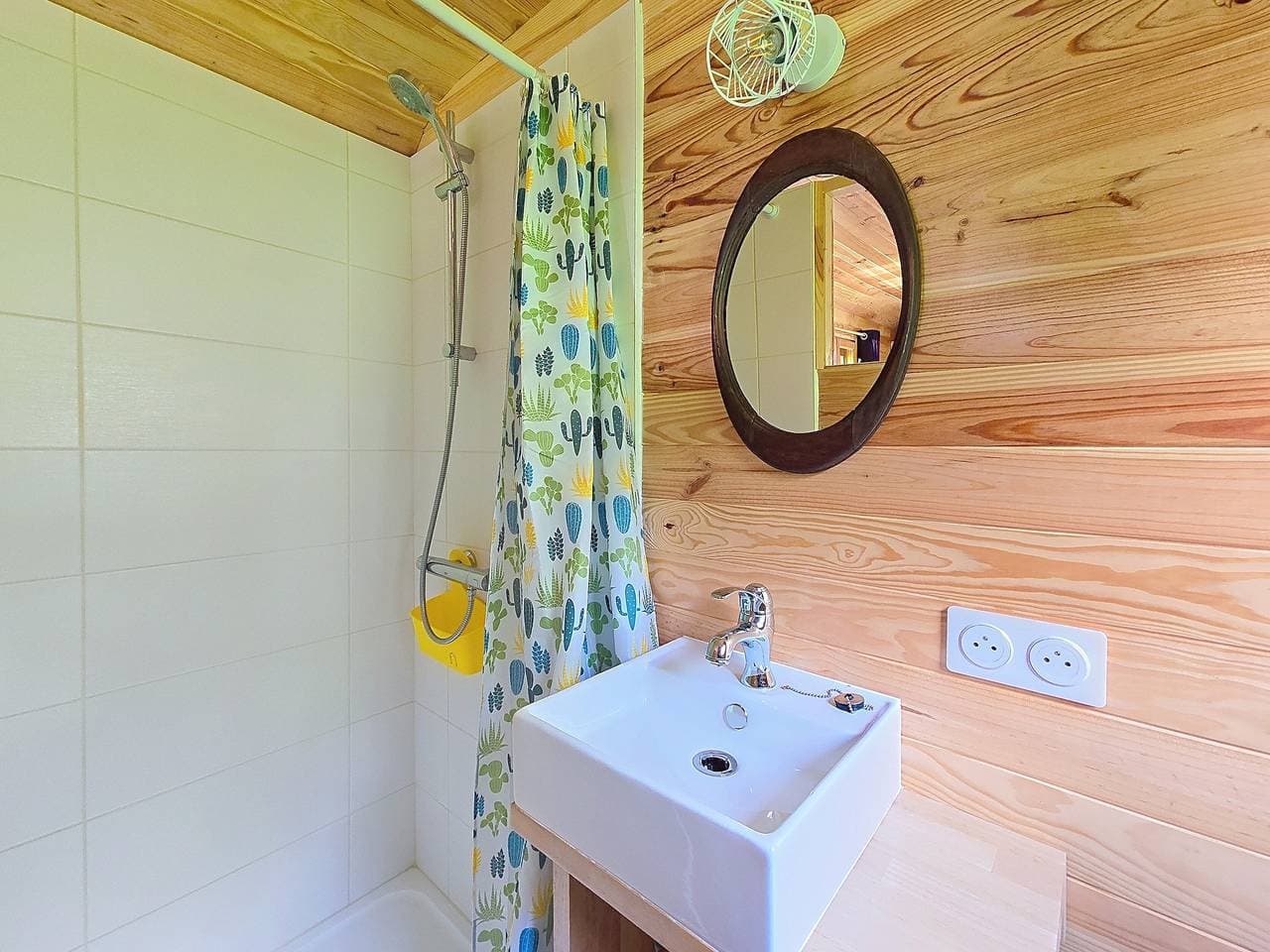Foto 5 von 15: Cabane „Roulotte L'âne Au Salon En Armagnac“ – Romantische Auszeit im Grünen