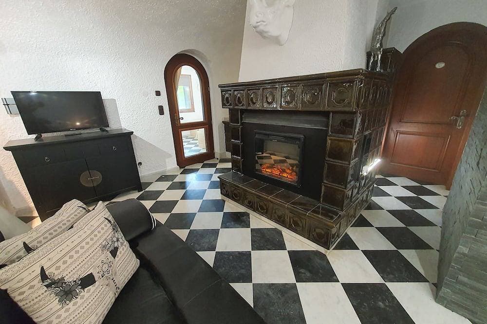 Gite L'Echiquier garden apartment terrace, outdoor swimming pool 1