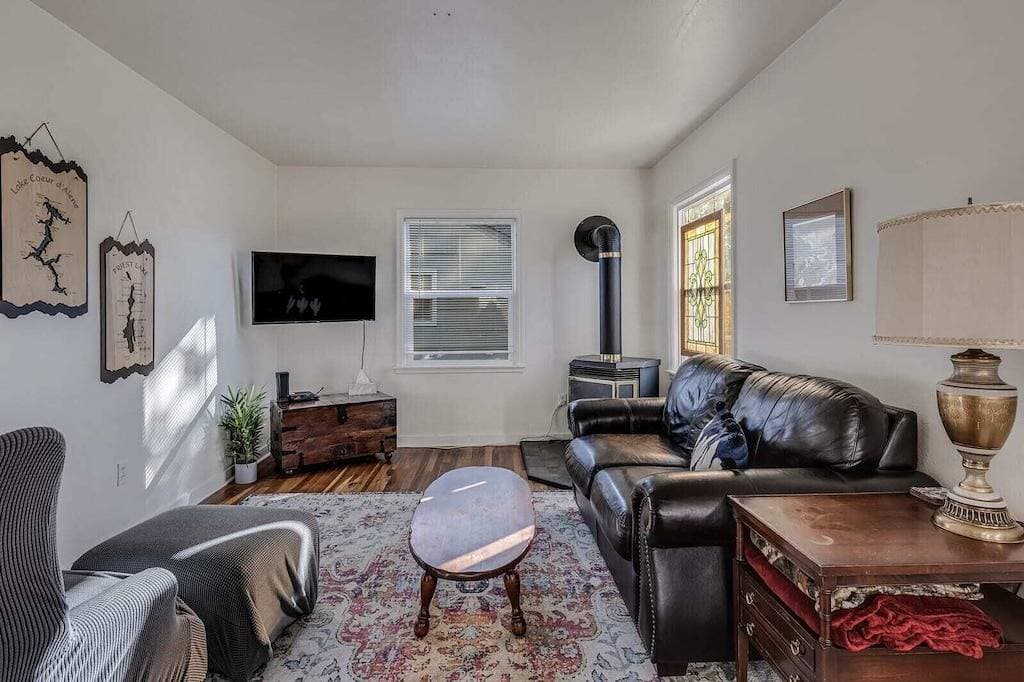 Foto 12 von 20: Walkable downtown getaway w/ free parking & BBQ
