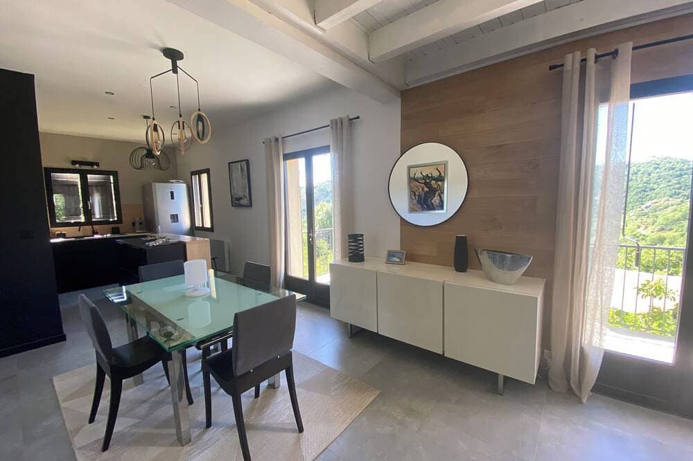 Foto 10 von 30: Contemporary home with a view of the mountains