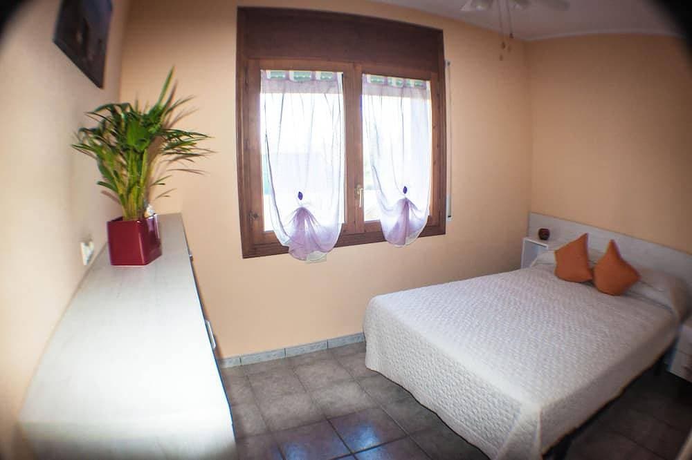 Foto 4 von 30: Chalet With Charm! Spacious law garden, pool with deck and more