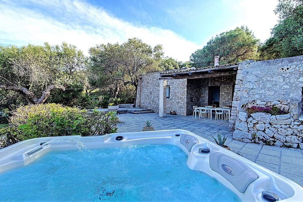 Ferienhaus mit Meerzugang und beheiztem Außenpool 1