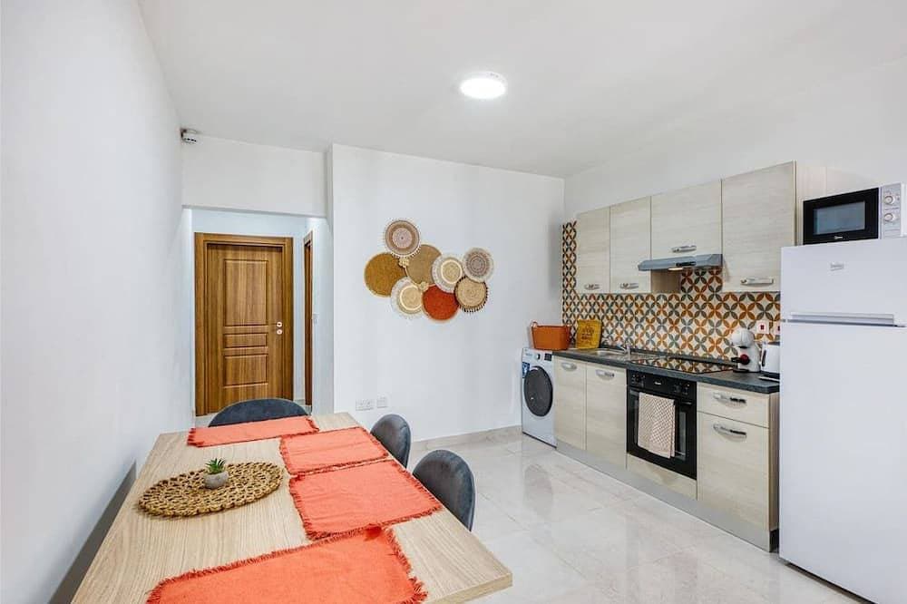 Foto 11 von 26: Stylish 2Br Stay with Balcony Sunsets & Sea Views!