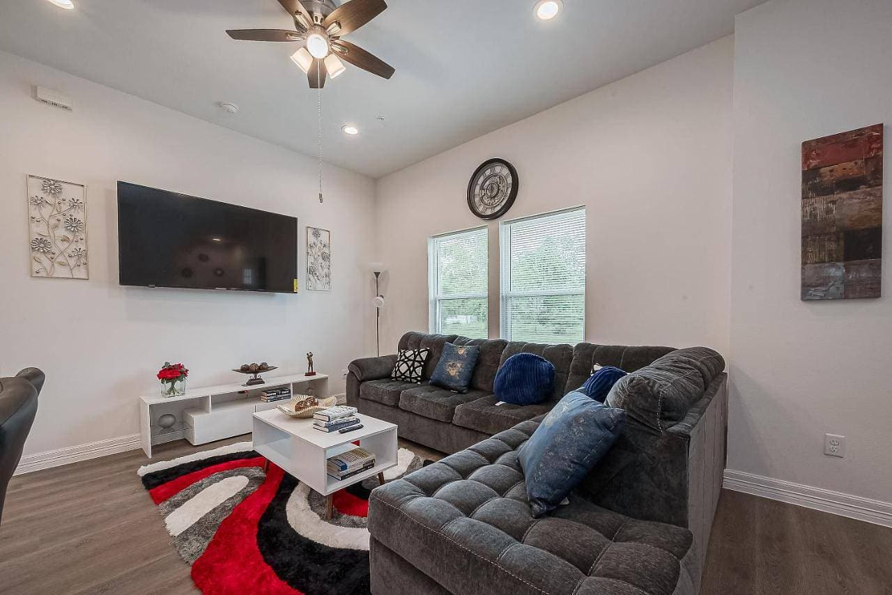 Modern Cottage, mins to Nrg, Med Ctr, DownTown, Gated Community with High-Speed Wi-Fi 1