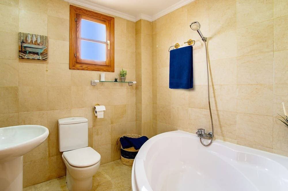 Foto 10 von 30: 6 Bedroom Luxury Villa ,6 seater Jacuzzi & heated pool . 18 guests max