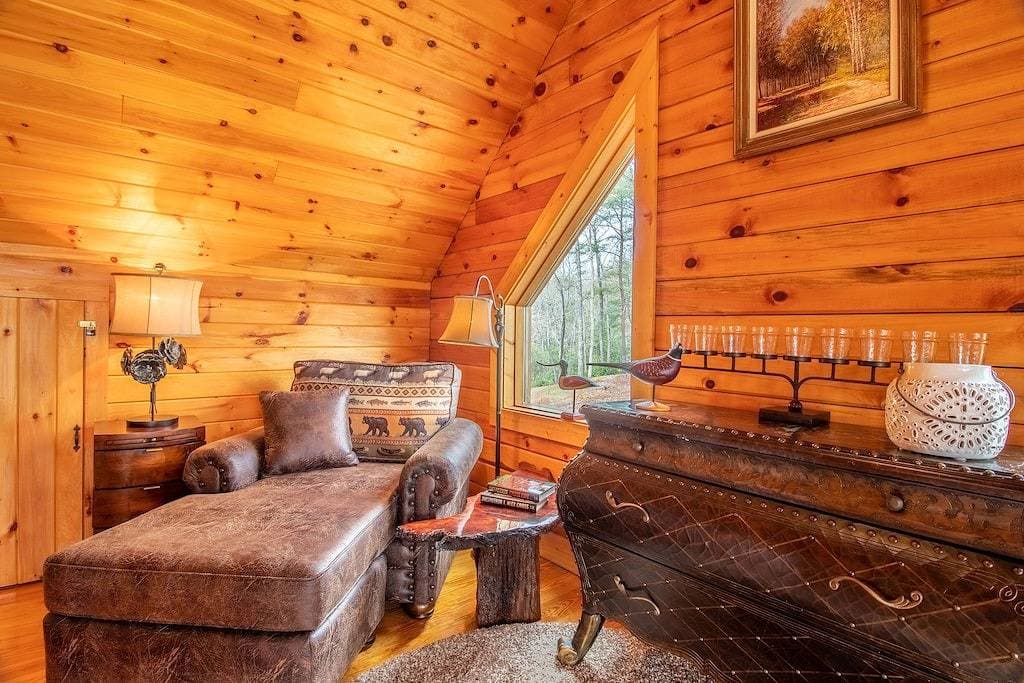Foto 8 von 50: Elegant Log Cabin between Cherokee and Bryson City, hot tub & fire pit