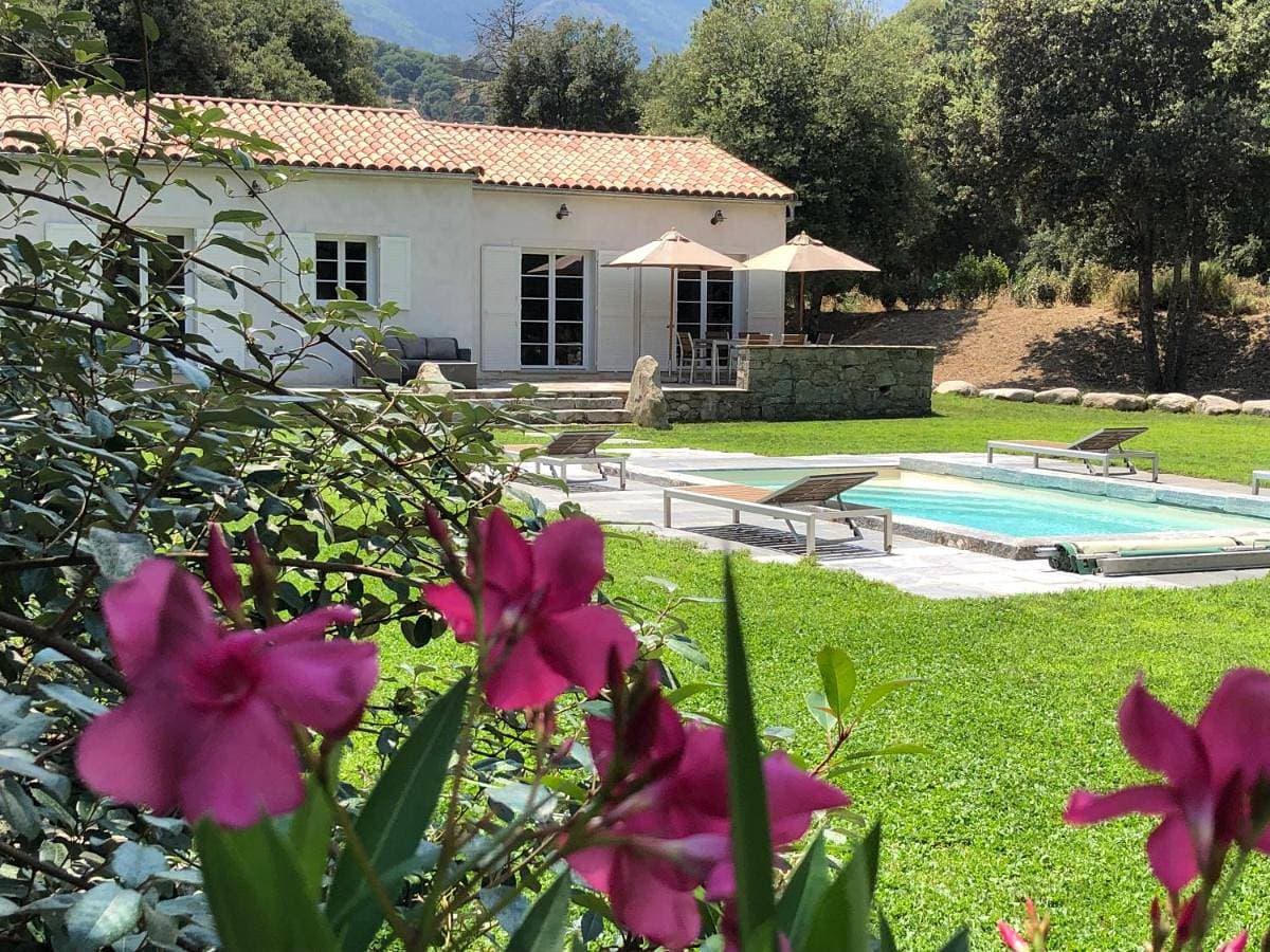 Foto 2 von 5: Villa with Private Pool