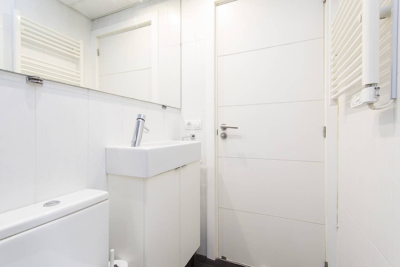 Foto 13 von 15: Black&White Apartment minimum stay 31 nights