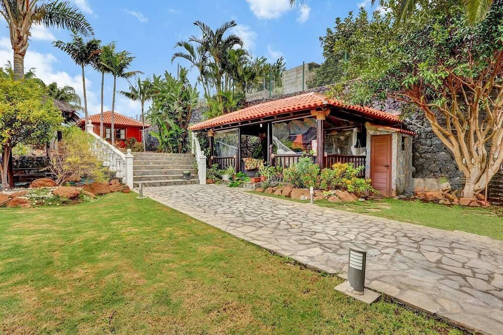 Foto 11 von 26: Wooden House with Private Pool Lush Garden