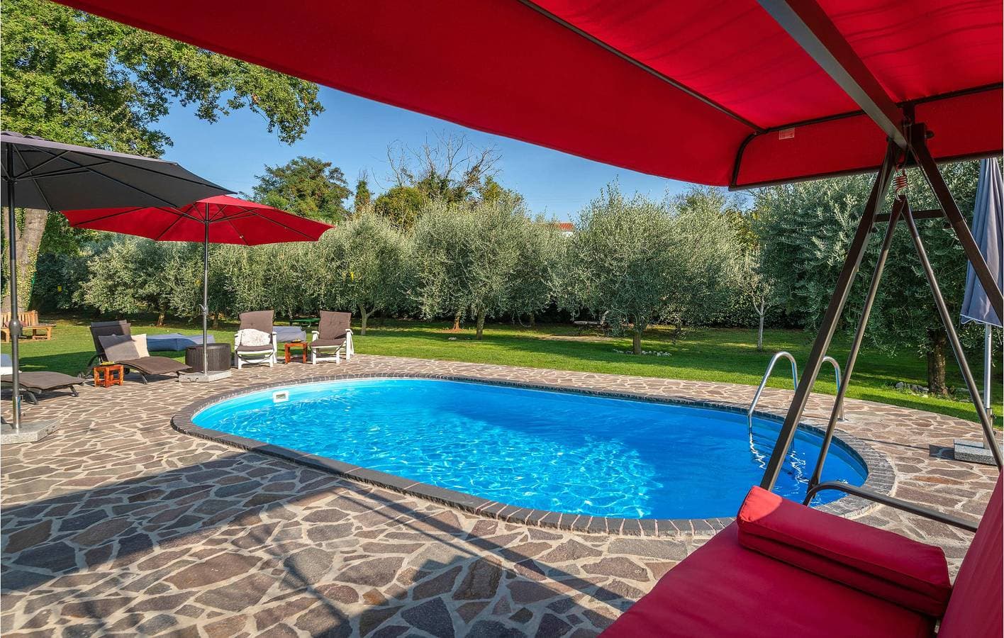 Foto 8 von 50: Reizende Ferienwohnung mit Terrasse, Pool und Strandzugang – 2 km vom Strand Bijeca entfernt