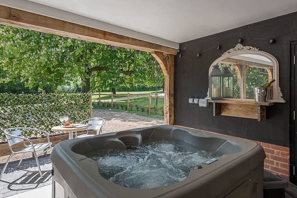 Geoff's Rest with Hot Tub, Pond Hall Farm, Hadleig 1