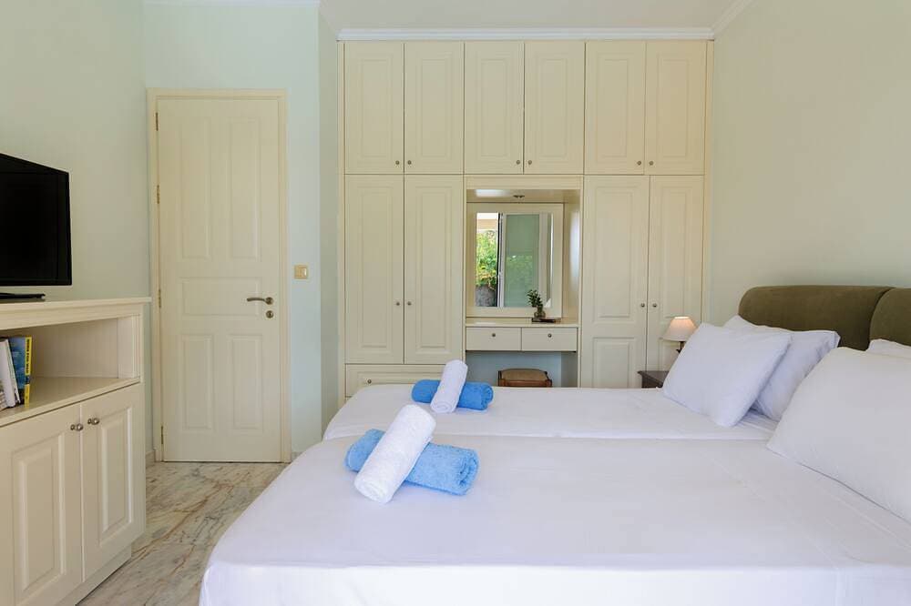 Foto 7 von 30: Private pool Villa Nefeli in Dassia Corfu