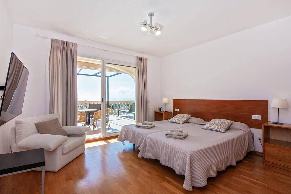 Foto 4 von 30: Wunderschönes Haus in Calvia mit privatem Swimmingpool, der sowohl drinnen als.