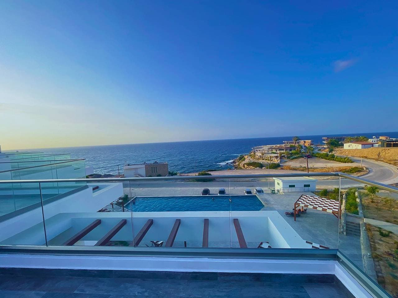 Foto 11 von 34: "Azure Pearl" Meerblick-Loft mit Dachterrasse & Pool“