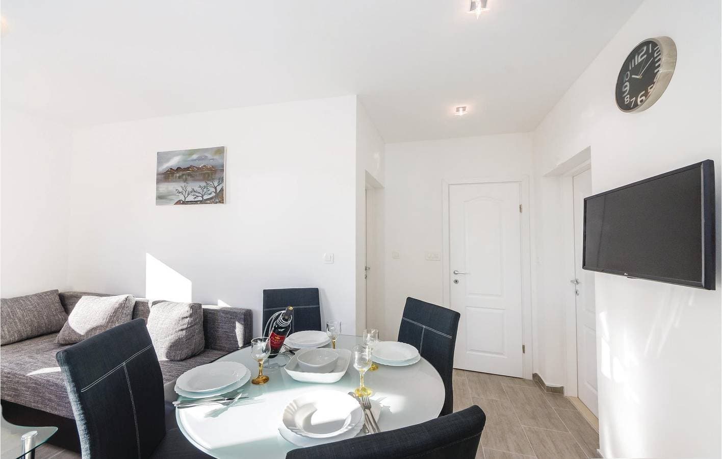 Foto 10 von 32: Apartment am Meer mit Terrasse, Küche und Parkplatz – 2,5 km von Novigrad entfernt