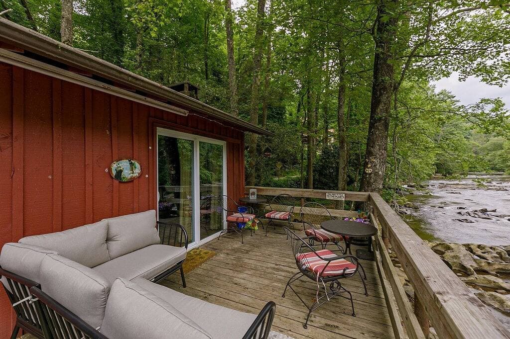 Foto 7 von 31: Die Gäste werden den River Haus wirklich genießen: ein rustikales 1-Schlafzimmer, eine Badekabine, während Sie das hören