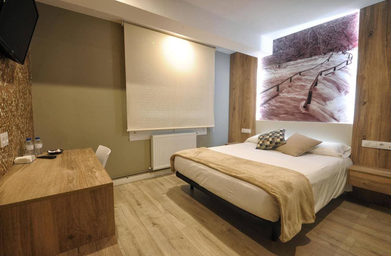 Foto 3 von 9: King Room with Roll-In Shower - Disability Access