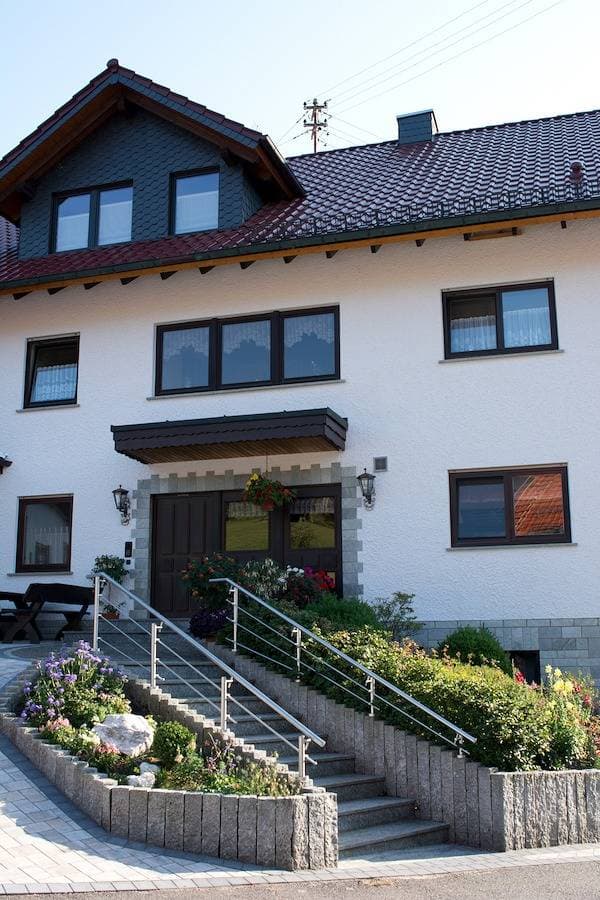Foto 3 von 39: Pension Gästehaus Cornelia - Doppelzimmer 3 mit Terrasse und Ausblick ins Grüne