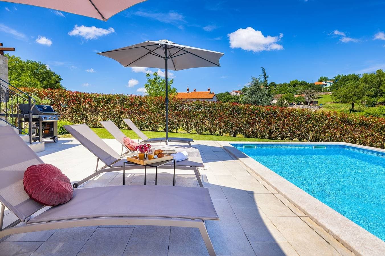 Foto 3 von 54: Villa Bartol mit privatem Pool, Tischtennis, Darts