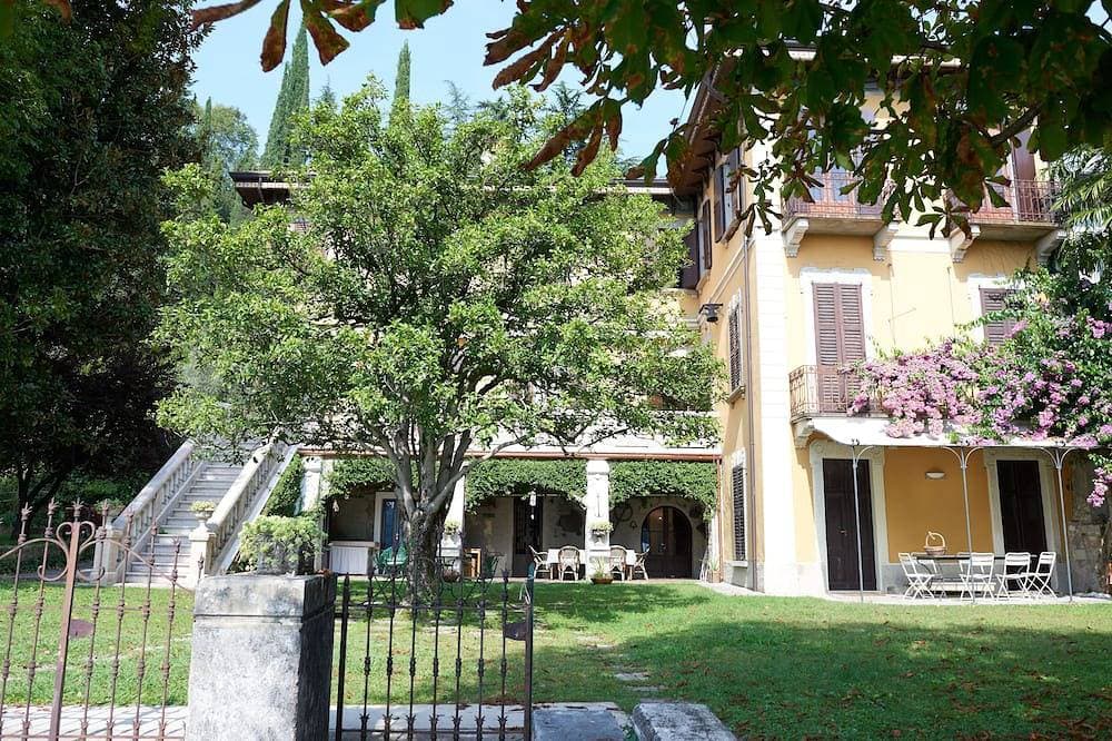 Foto 10 von 30: Garda lake Salò Luxury apartment old romantic family Villa, terrace garden