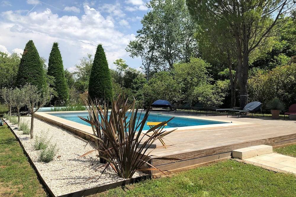 Large 18th century Provencal cottage, restored 5 bedrooms, 4 bathrooms 1
