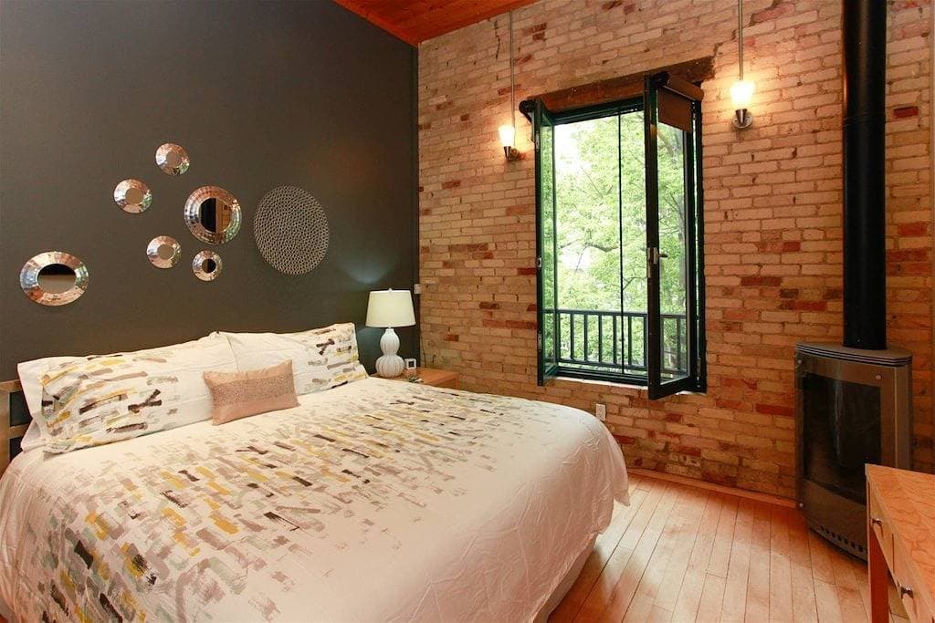 Foto 4 von 16: Charming Downtown Cottage, ideal für große Gruppe Get-Aways!