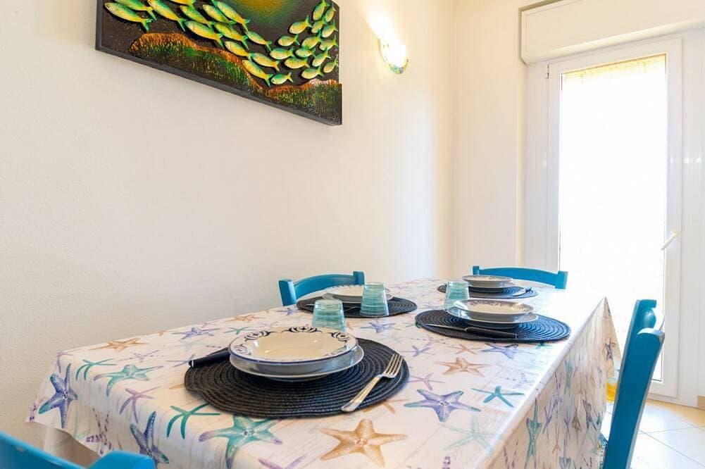 Foto 13 von 22: Diese gemütliche Wohnung befindet sich im Herzen von Torregrande, nur wenige Meter vom Strand entfernt, in einer Wohnanlage direkt am Meer und ist die ideale Lösung für einen entspannten Urlaub auf Sardinien. Die Unterkunft liegt nicht direkt zur Meer